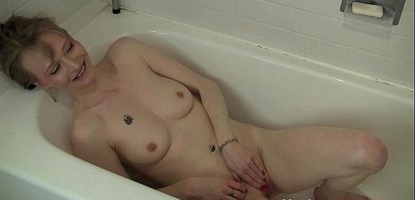  MILF Natalia Masturbating In Bath Tub